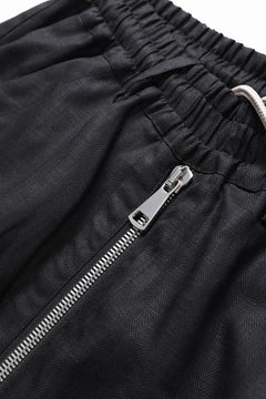 画像をギャラリービューアに読み込む, A.F ARTEFACT TUCK SHORTS / HERRINGBONE LINEN (BLACK)