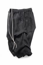 画像をギャラリービューアに読み込む, A.F ARTEFACT TUCK SHORTS / HERRINGBONE LINEN (BLACK)