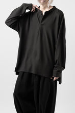 Load image into Gallery viewer, COLINA HENLEY NECK PO SHIRTS / SUPER 140s WASHABLE WOOL (EBONY)
