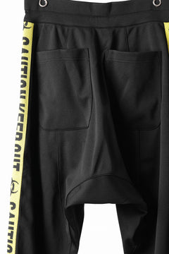 画像をギャラリービューアに読み込む, beauty : beast ”KEEP OUT” SARROUEL CROPPED TRACK PANTS (BLACK x YELLOW)