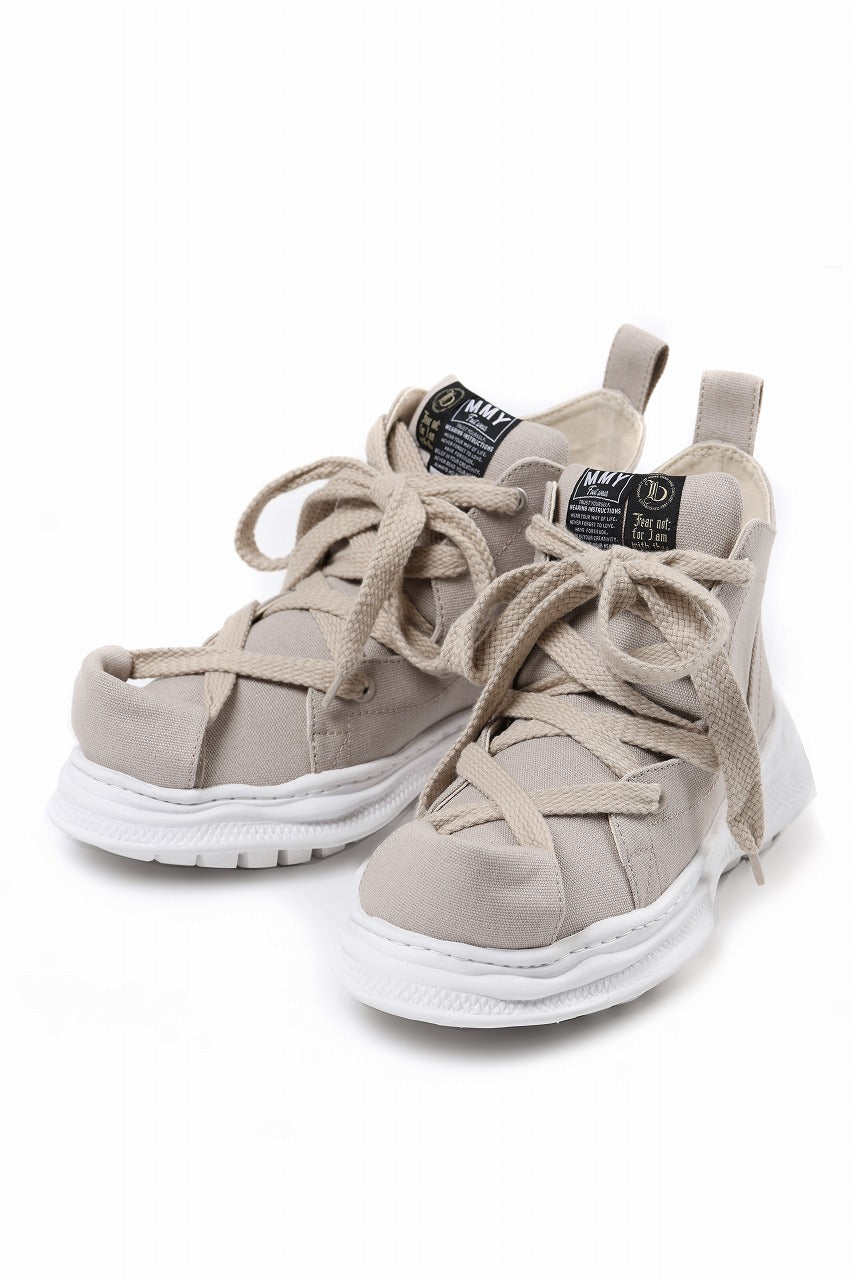 Load image into Gallery viewer, beauty : beast ROLL-TONGUE STAINNING SHOES feat. Maison MIHARA YASUHIRO (BEIGE x BEIGE)