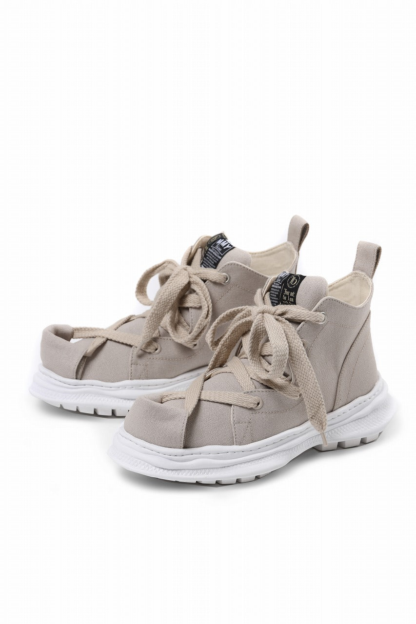 Load image into Gallery viewer, beauty : beast ROLL-TONGUE STAINNING SHOES feat. Maison MIHARA YASUHIRO (BEIGE x BEIGE)