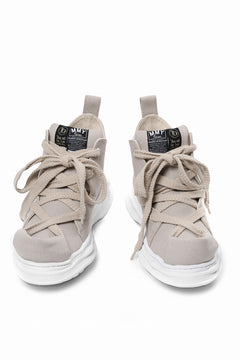 Load image into Gallery viewer, beauty : beast ROLL-TONGUE STAINNING SHOES feat. Maison MIHARA YASUHIRO (BEIGE x BEIGE)