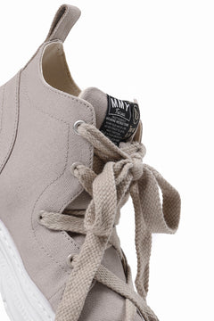 Load image into Gallery viewer, beauty : beast ROLL-TONGUE STAINNING SHOES feat. Maison MIHARA YASUHIRO (BEIGE x BEIGE)