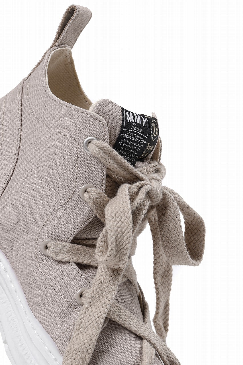 Load image into Gallery viewer, beauty : beast ROLL-TONGUE STAINNING SHOES feat. Maison MIHARA YASUHIRO (BEIGE x BEIGE)