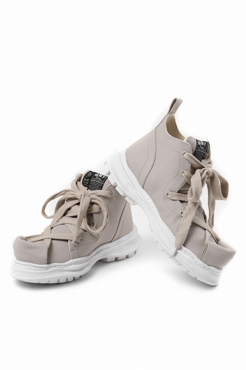 Load image into Gallery viewer, beauty : beast ROLL-TONGUE STAINNING SHOES feat. Maison MIHARA YASUHIRO (BEIGE x BEIGE)