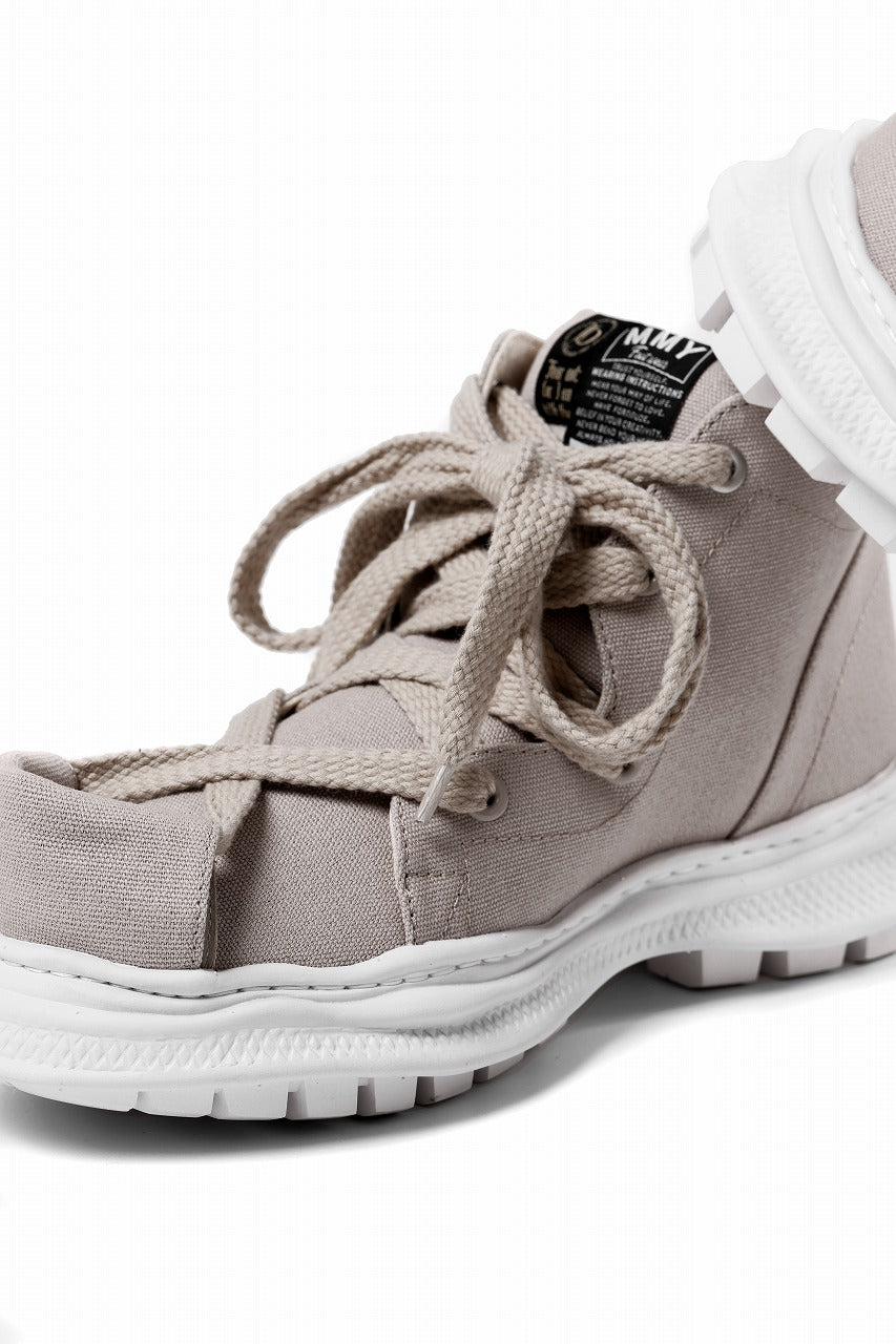 Load image into Gallery viewer, beauty : beast ROLL-TONGUE STAINNING SHOES feat. Maison MIHARA YASUHIRO (BEIGE x BEIGE)