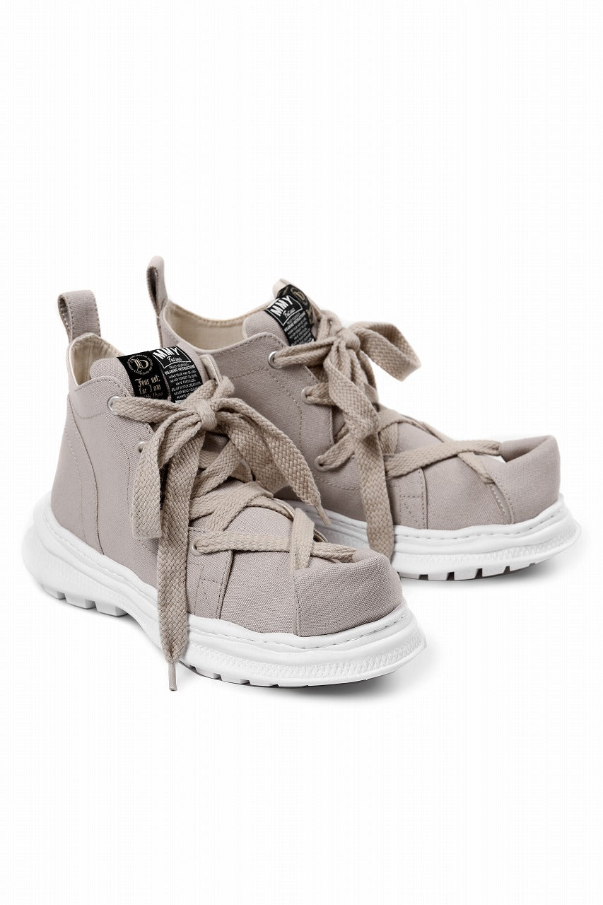 Load image into Gallery viewer, beauty : beast ROLL-TONGUE STAINNING SHOES feat. Maison MIHARA YASUHIRO (BEIGE x BEIGE)