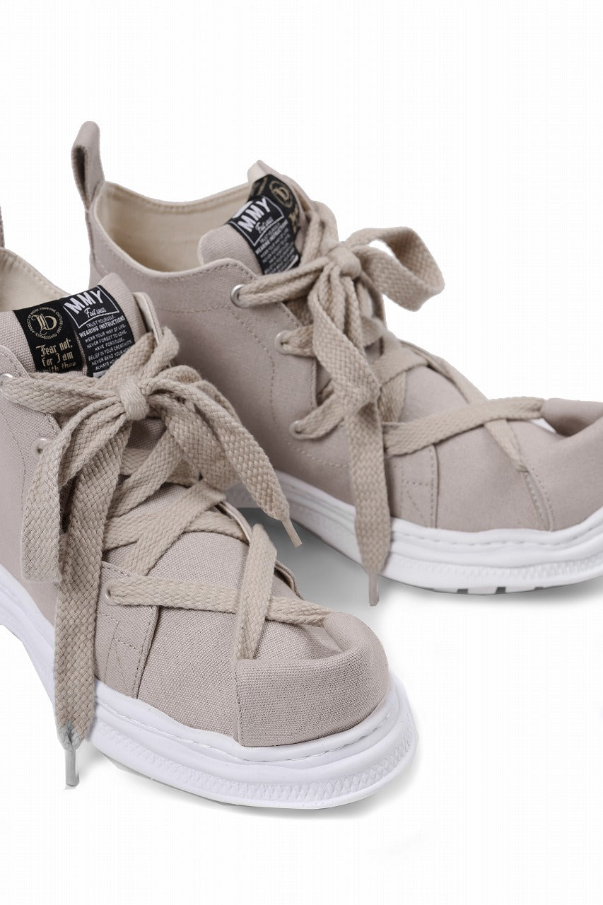 Load image into Gallery viewer, beauty : beast ROLL-TONGUE STAINNING SHOES feat. Maison MIHARA YASUHIRO (BEIGE x BEIGE)