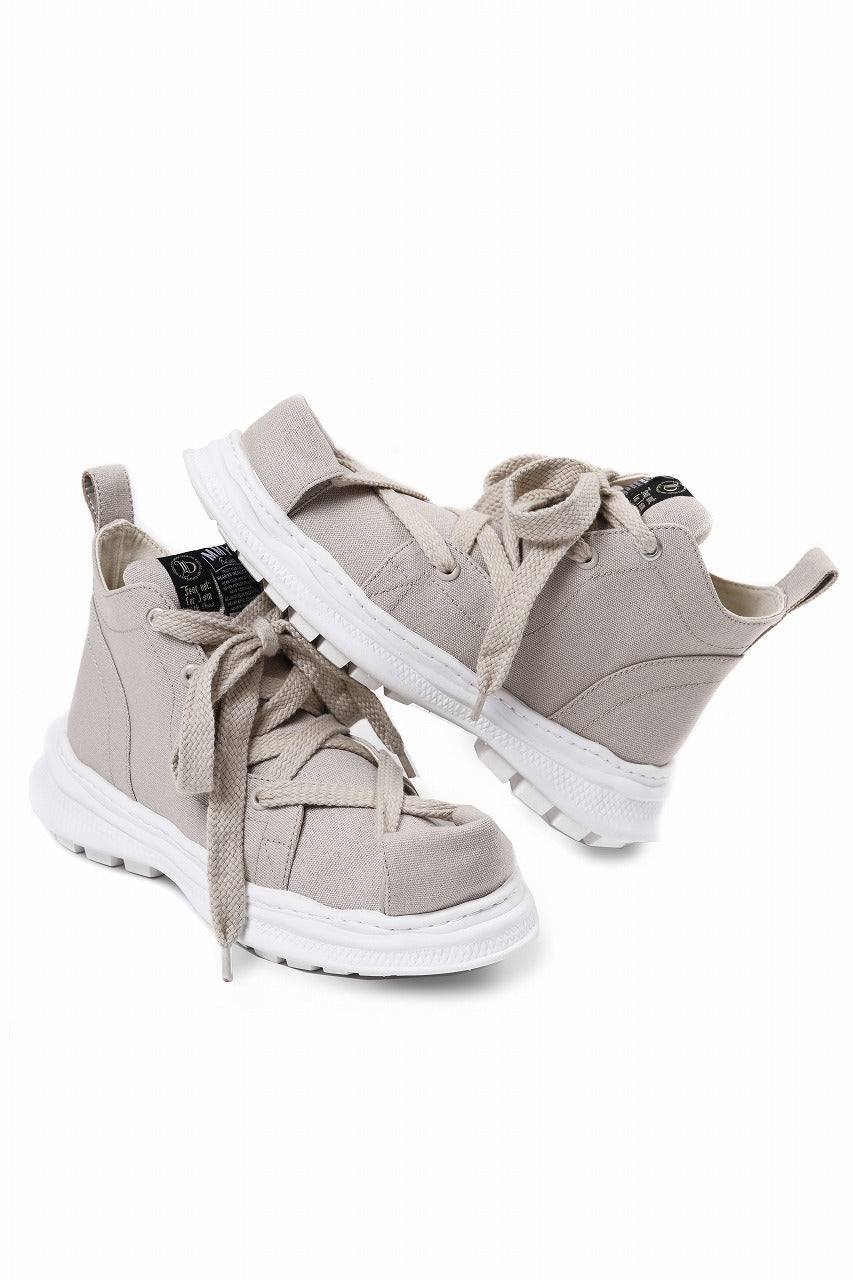 Load image into Gallery viewer, beauty : beast ROLL-TONGUE STAINNING SHOES feat. Maison MIHARA YASUHIRO (BEIGE x BEIGE)