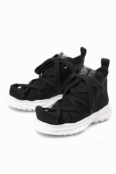Load image into Gallery viewer, beauty : beast ROLL-TONGUE STAINNING SHOES feat. Maison MIHARA YASUHIRO (BLACK x BLACK)