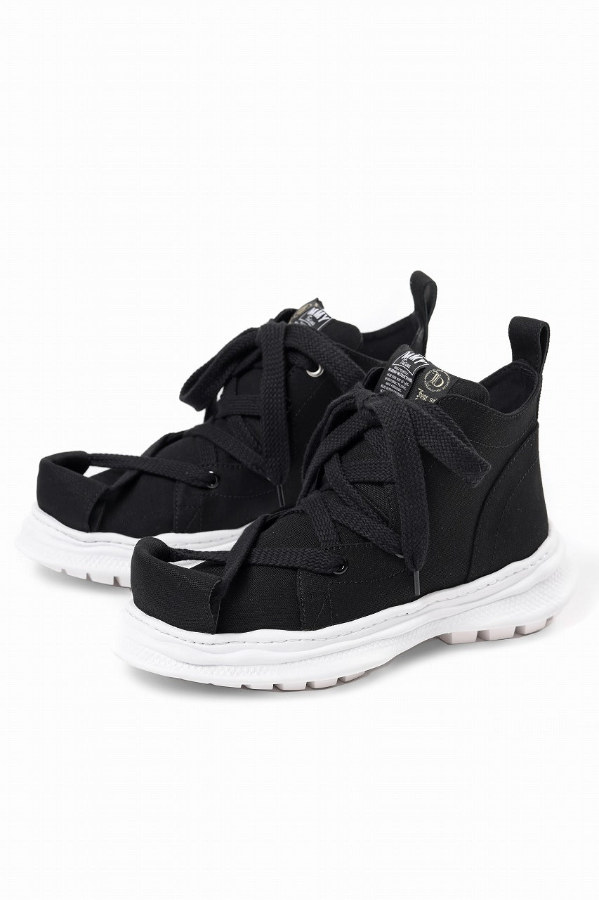 Load image into Gallery viewer, beauty : beast ROLL-TONGUE STAINNING SHOES feat. Maison MIHARA YASUHIRO (BLACK x BLACK)