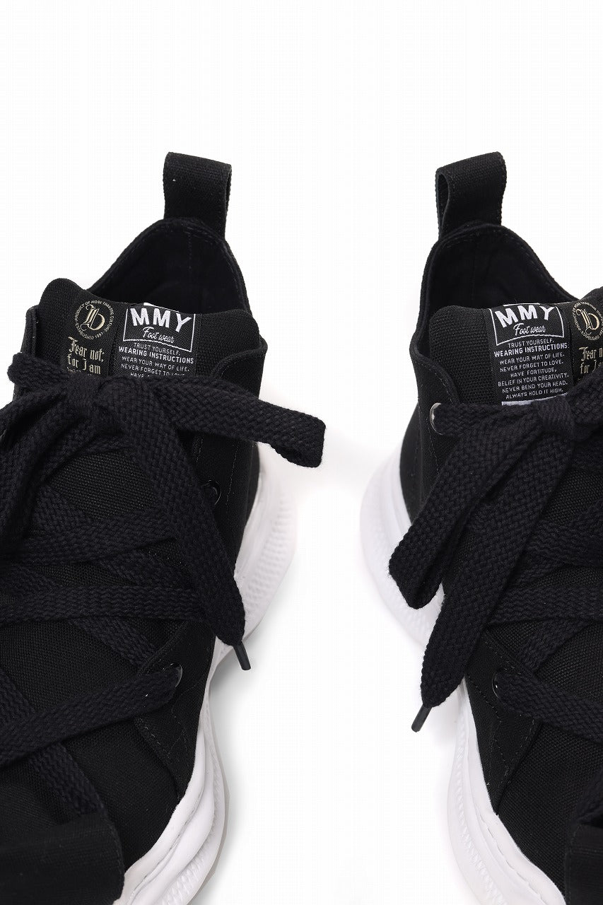 Load image into Gallery viewer, beauty : beast ROLL-TONGUE STAINNING SHOES feat. Maison MIHARA YASUHIRO (BLACK x BLACK)