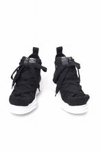 Load image into Gallery viewer, beauty : beast ROLL-TONGUE STAINNING SHOES feat. Maison MIHARA YASUHIRO (BLACK x BLACK)