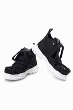 Load image into Gallery viewer, beauty : beast ROLL-TONGUE STAINNING SHOES feat. Maison MIHARA YASUHIRO (BLACK x BLACK)