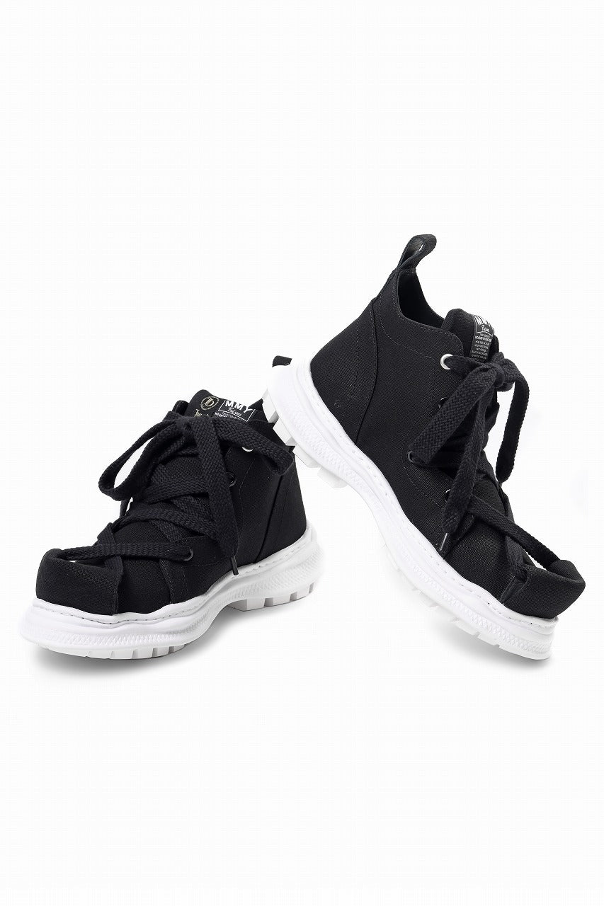 Load image into Gallery viewer, beauty : beast ROLL-TONGUE STAINNING SHOES feat. Maison MIHARA YASUHIRO (BLACK x BLACK)