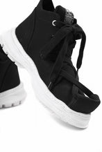 Load image into Gallery viewer, beauty : beast ROLL-TONGUE STAINNING SHOES feat. Maison MIHARA YASUHIRO (BLACK x BLACK)