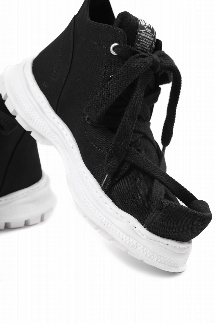 Load image into Gallery viewer, beauty : beast ROLL-TONGUE STAINNING SHOES feat. Maison MIHARA YASUHIRO (BLACK x BLACK)