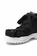 Load image into Gallery viewer, beauty : beast ROLL-TONGUE STAINNING SHOES feat. Maison MIHARA YASUHIRO (BLACK x BLACK)