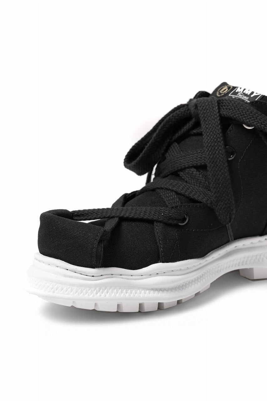 Load image into Gallery viewer, beauty : beast ROLL-TONGUE STAINNING SHOES feat. Maison MIHARA YASUHIRO (BLACK x BLACK)