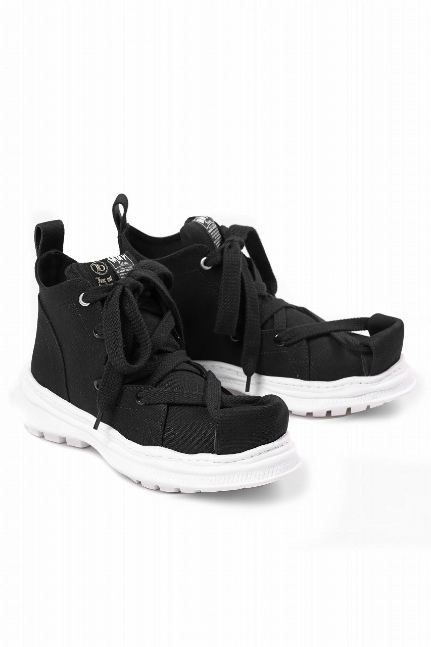 Load image into Gallery viewer, beauty : beast ROLL-TONGUE STAINNING SHOES feat. Maison MIHARA YASUHIRO (BLACK x BLACK)