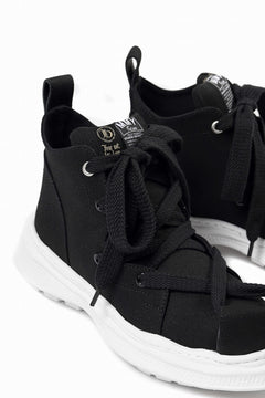 Load image into Gallery viewer, beauty : beast ROLL-TONGUE STAINNING SHOES feat. Maison MIHARA YASUHIRO (BLACK x BLACK)