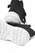 Load image into Gallery viewer, beauty : beast LOW CUT - ROLL-TONGUE STAINNING SHOES feat. Maison MIHARA YASUHIRO (BLACK x WHITE)