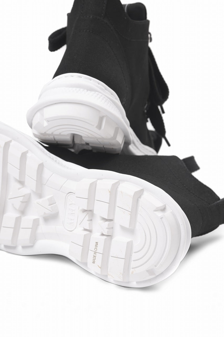 Load image into Gallery viewer, beauty : beast LOW CUT - ROLL-TONGUE STAINNING SHOES feat. Maison MIHARA YASUHIRO (BLACK x WHITE)