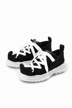 Load image into Gallery viewer, beauty : beast LOW CUT - ROLL-TONGUE STAINNING SHOES feat. Maison MIHARA YASUHIRO (BLACK x WHITE)