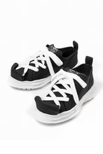 Load image into Gallery viewer, beauty : beast LOW CUT - ROLL-TONGUE STAINNING SHOES feat. Maison MIHARA YASUHIRO (BLACK x WHITE)