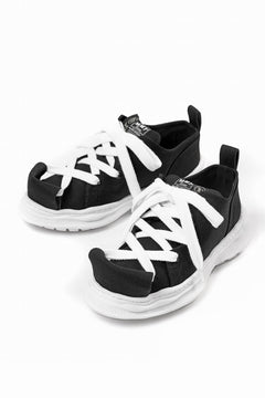 Load image into Gallery viewer, beauty : beast LOW CUT - ROLL-TONGUE STAINNING SHOES feat. Maison MIHARA YASUHIRO (BLACK x WHITE)