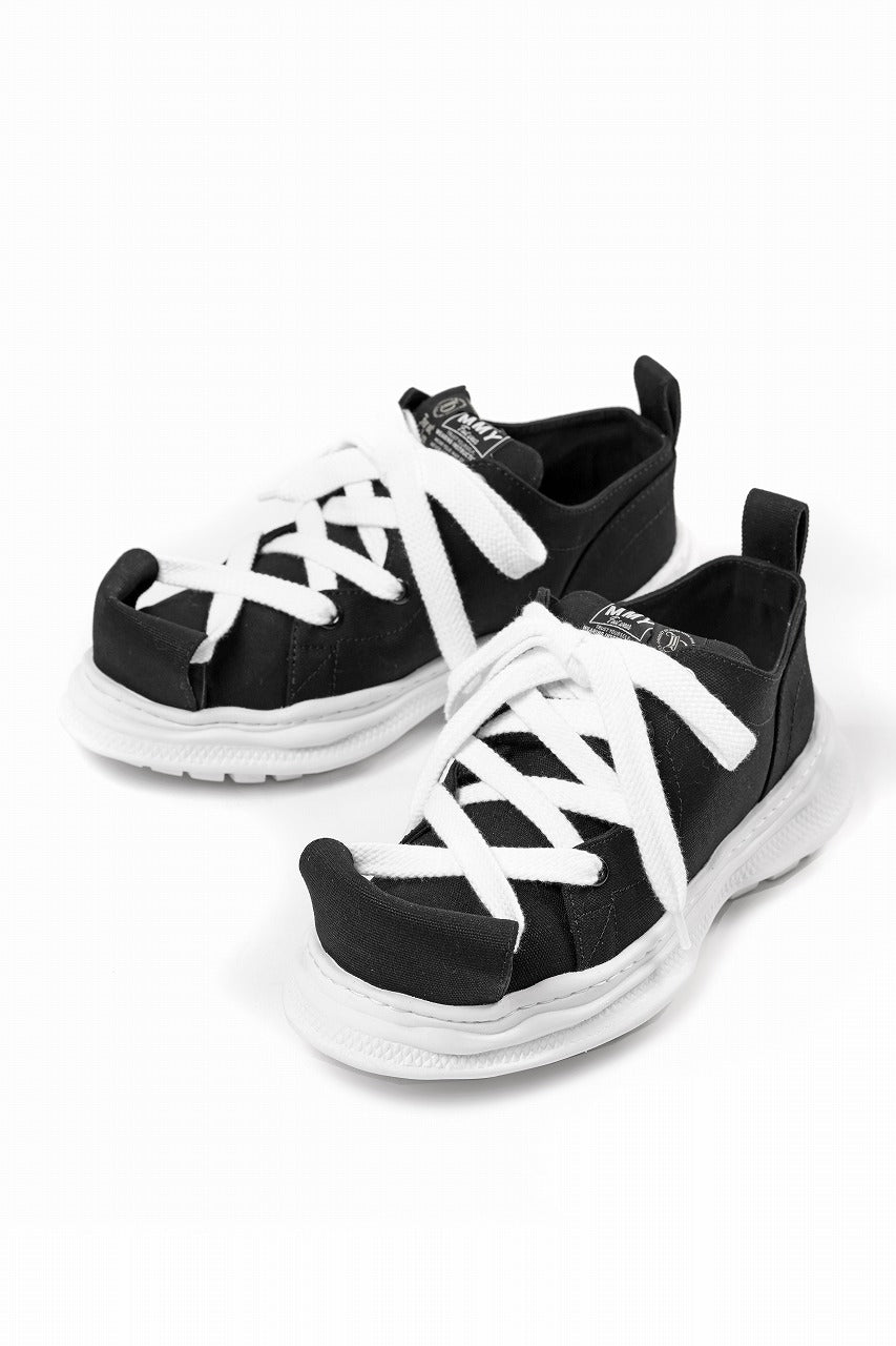 Load image into Gallery viewer, beauty : beast LOW CUT - ROLL-TONGUE STAINNING SHOES feat. Maison MIHARA YASUHIRO (BLACK x WHITE)