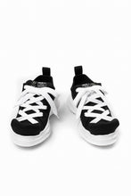Load image into Gallery viewer, beauty : beast LOW CUT - ROLL-TONGUE STAINNING SHOES feat. Maison MIHARA YASUHIRO (BLACK x WHITE)