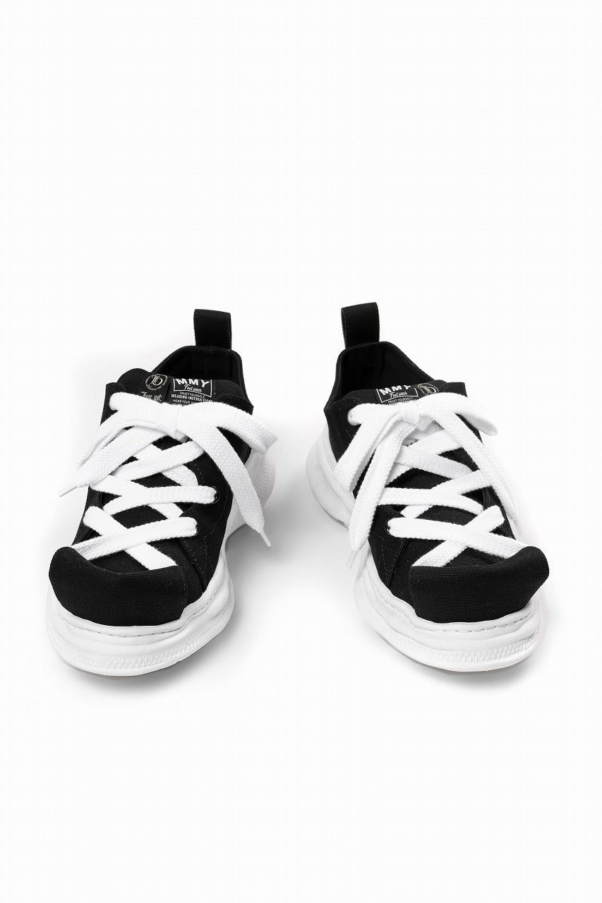 Load image into Gallery viewer, beauty : beast LOW CUT - ROLL-TONGUE STAINNING SHOES feat. Maison MIHARA YASUHIRO (BLACK x WHITE)