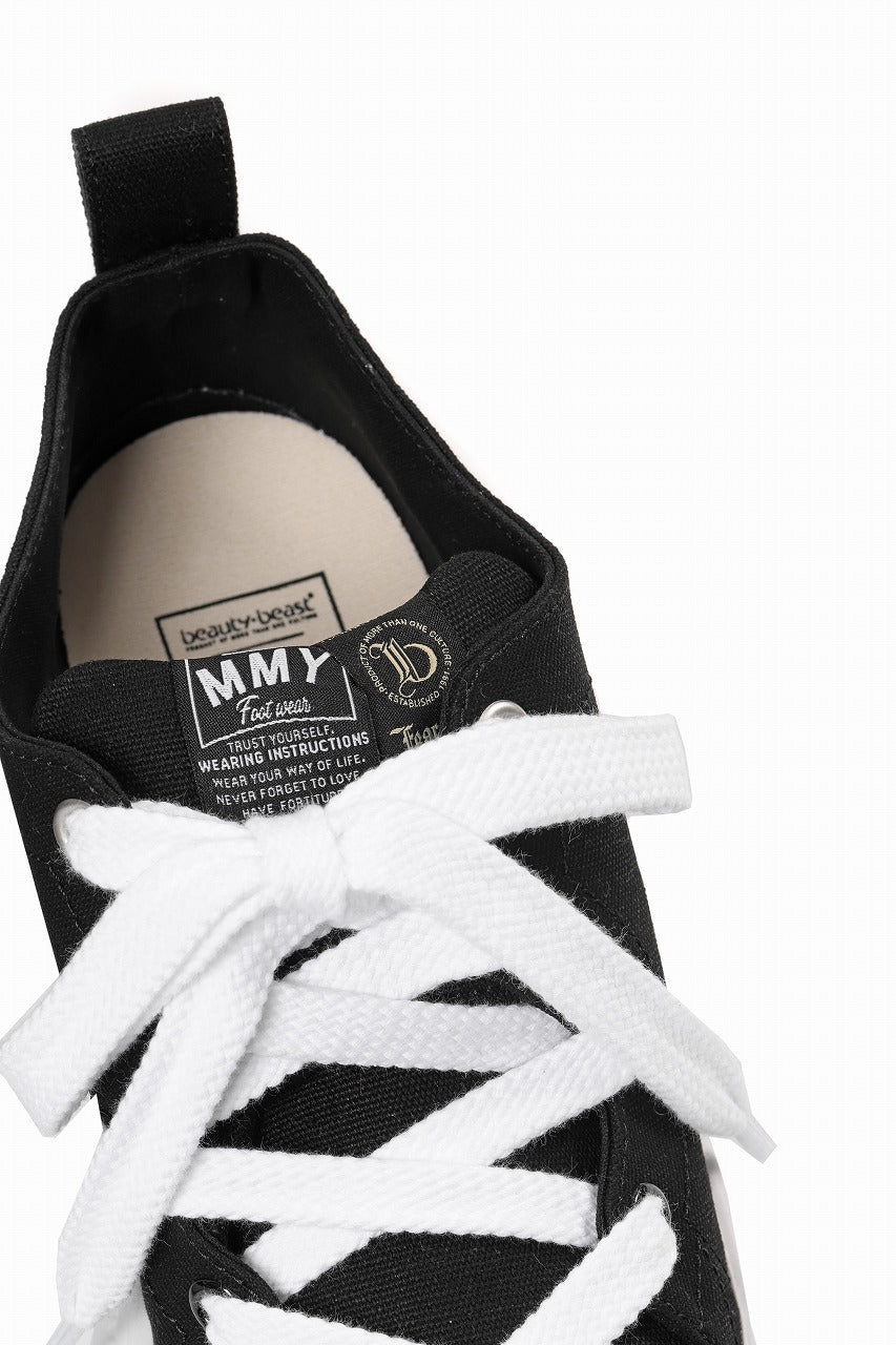 Load image into Gallery viewer, beauty : beast LOW CUT - ROLL-TONGUE STAINNING SHOES feat. Maison MIHARA YASUHIRO (BLACK x WHITE)