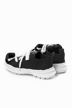Load image into Gallery viewer, beauty : beast LOW CUT - ROLL-TONGUE STAINNING SHOES feat. Maison MIHARA YASUHIRO (BLACK x WHITE)