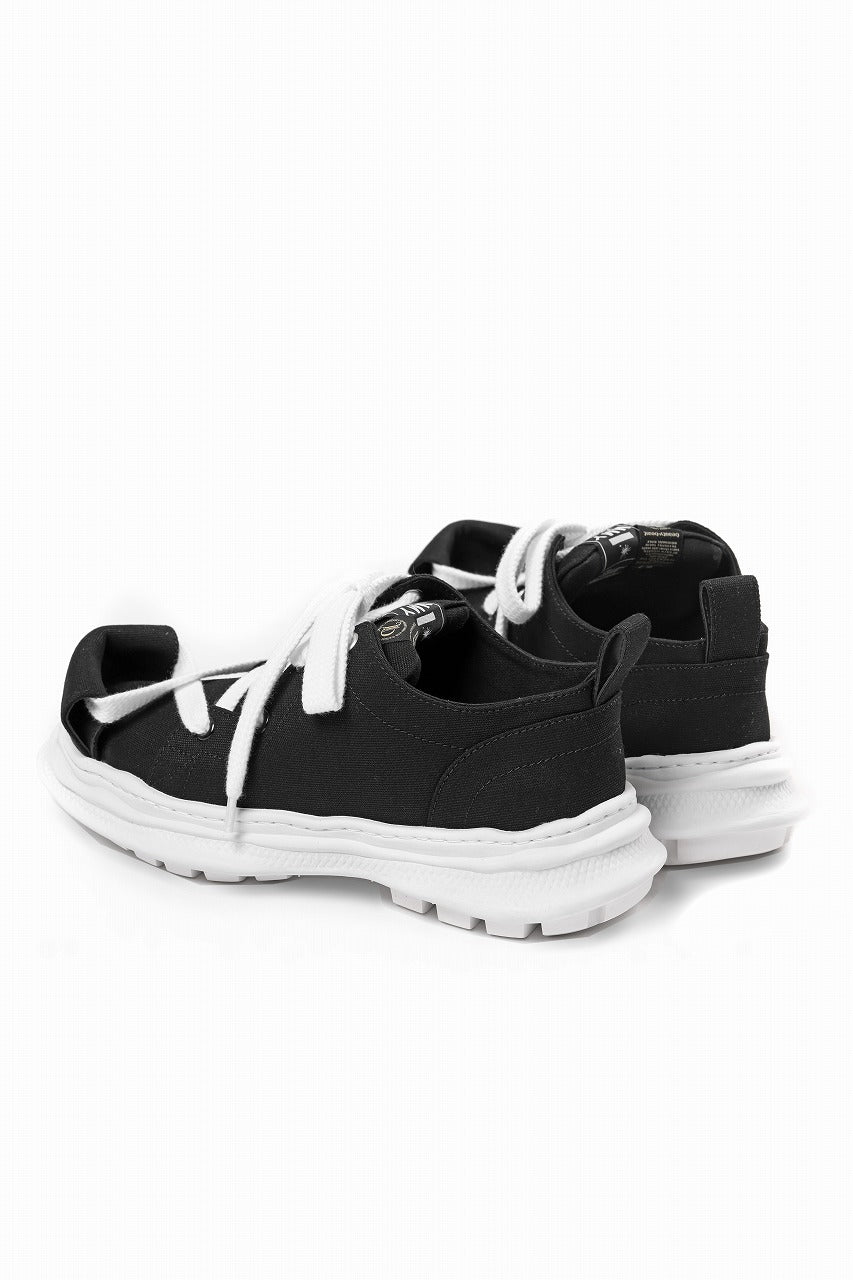 Load image into Gallery viewer, beauty : beast LOW CUT - ROLL-TONGUE STAINNING SHOES feat. Maison MIHARA YASUHIRO (BLACK x WHITE)