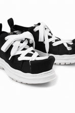 Load image into Gallery viewer, beauty : beast LOW CUT - ROLL-TONGUE STAINNING SHOES feat. Maison MIHARA YASUHIRO (BLACK x WHITE)