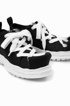 Load image into Gallery viewer, beauty : beast LOW CUT - ROLL-TONGUE STAINNING SHOES feat. Maison MIHARA YASUHIRO (BLACK x WHITE)