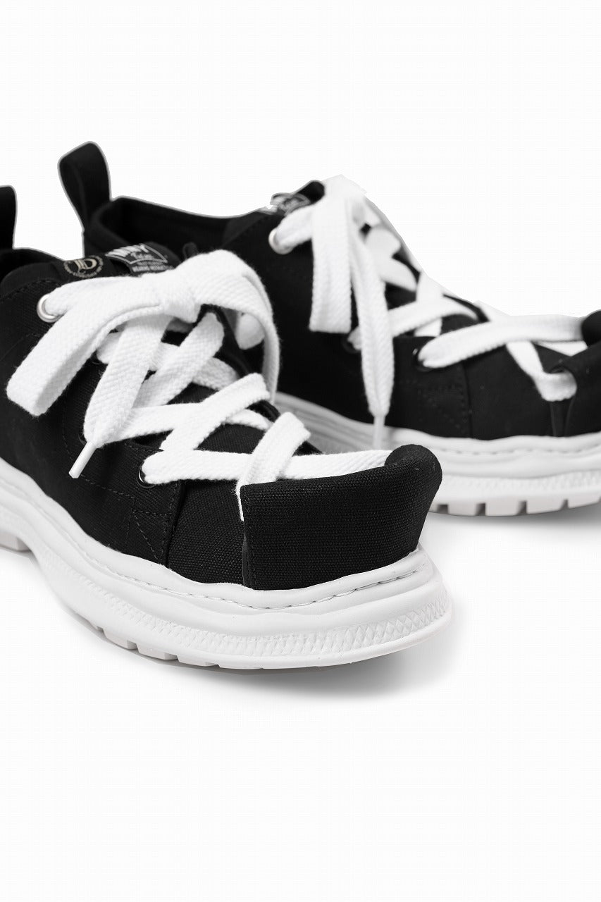 Load image into Gallery viewer, beauty : beast LOW CUT - ROLL-TONGUE STAINNING SHOES feat. Maison MIHARA YASUHIRO (BLACK x WHITE)