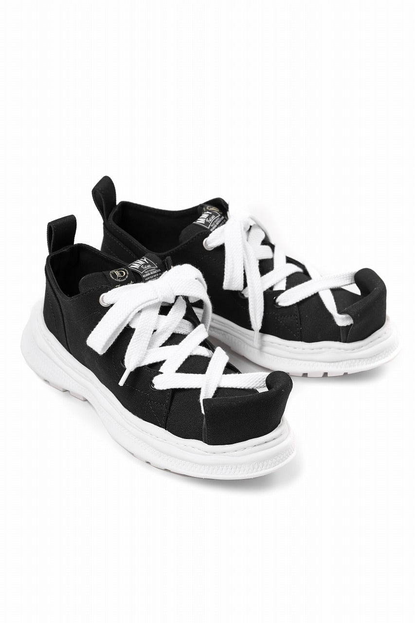 Load image into Gallery viewer, beauty : beast LOW CUT - ROLL-TONGUE STAINNING SHOES feat. Maison MIHARA YASUHIRO (BLACK x WHITE)