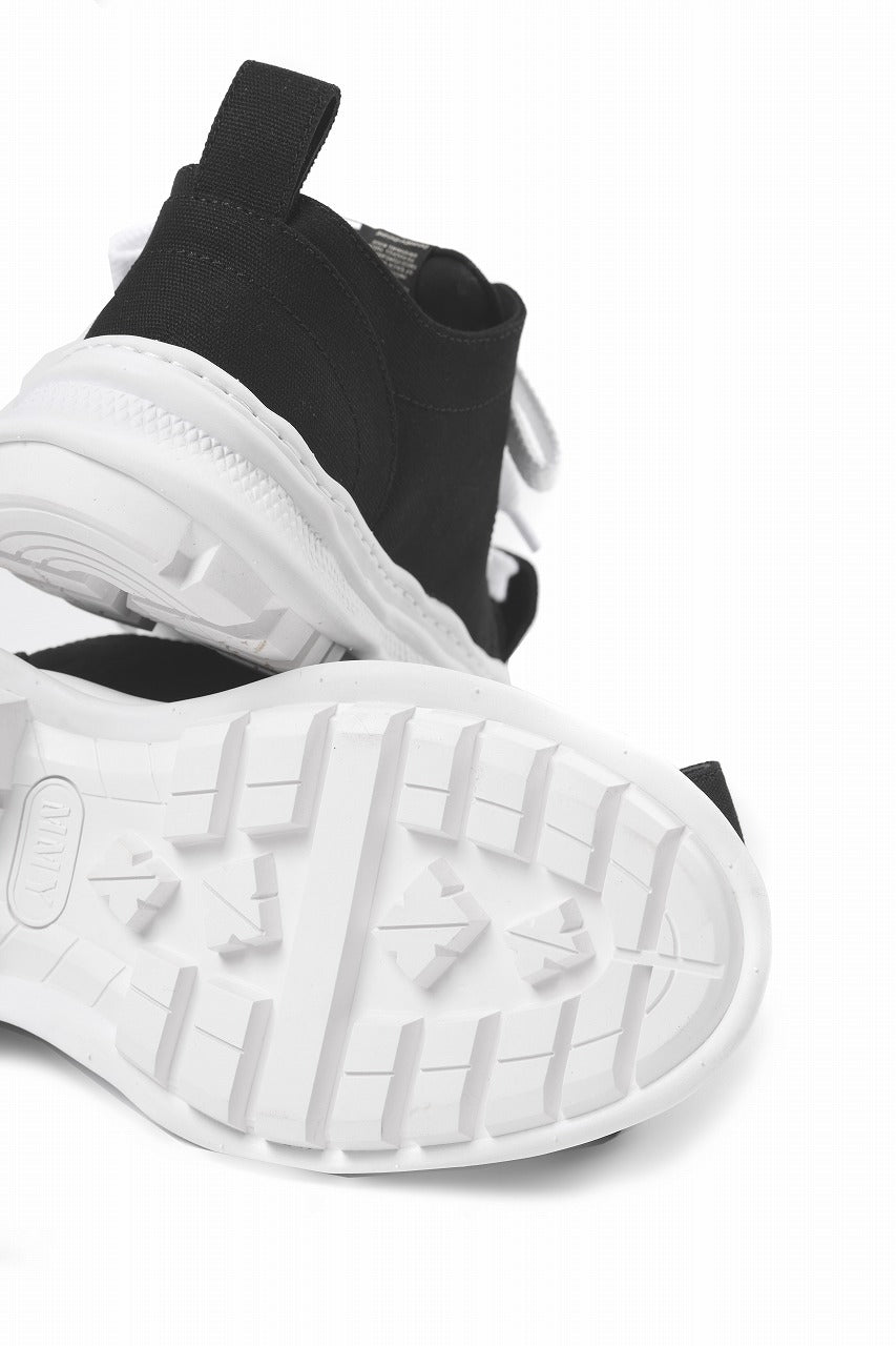 Load image into Gallery viewer, beauty : beast LOW CUT - ROLL-TONGUE STAINNING SHOES feat. Maison MIHARA YASUHIRO (BLACK x WHITE)