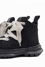 Load image into Gallery viewer, beauty : beast ROLL-TONGUE STAINNING SHOES feat. Maison MIHARA YASUHIRO (BLACK x BEIGE)