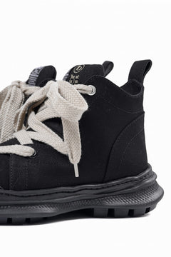 Load image into Gallery viewer, beauty : beast ROLL-TONGUE STAINNING SHOES feat. Maison MIHARA YASUHIRO (BLACK x BEIGE)