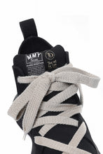Load image into Gallery viewer, beauty : beast ROLL-TONGUE STAINNING SHOES feat. Maison MIHARA YASUHIRO (BLACK x BEIGE)