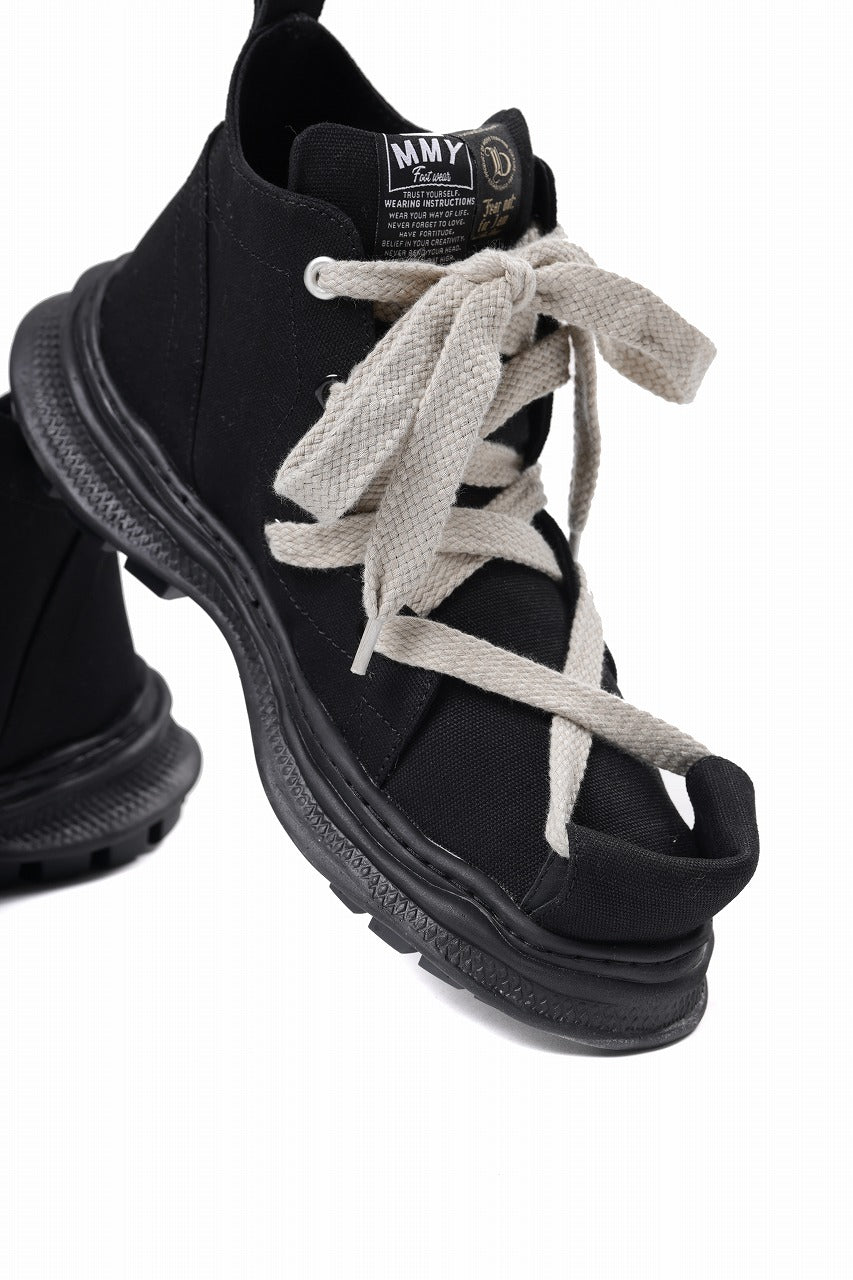Load image into Gallery viewer, beauty : beast ROLL-TONGUE STAINNING SHOES feat. Maison MIHARA YASUHIRO (BLACK x BEIGE)
