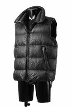 Load image into Gallery viewer, Ten c ASO DOWN VEST / PIECE DYED RIPSTOP 10 DEN + OJJ 11oz (BLACK)