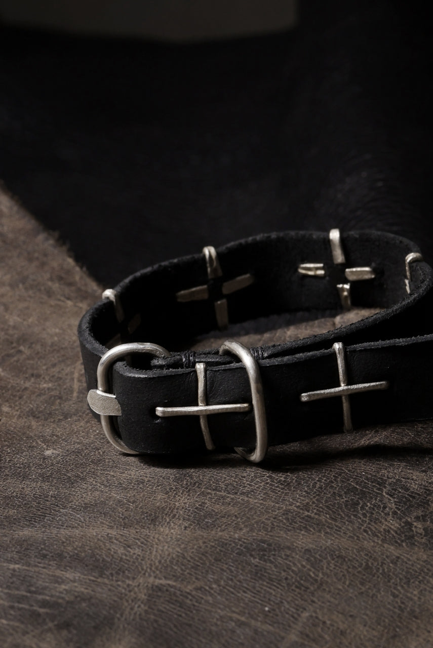 Load image into Gallery viewer, m.a+ thin silver cross studded wrist band / A-F2BL1 GR2,0 (BLACK)