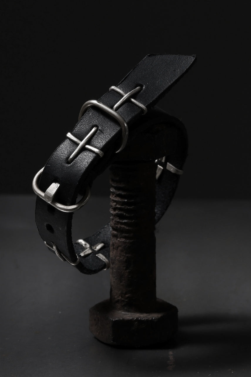 m.a+ thin silver cross studded wrist band / A-F2BL1/GR2,0 (BLACK)