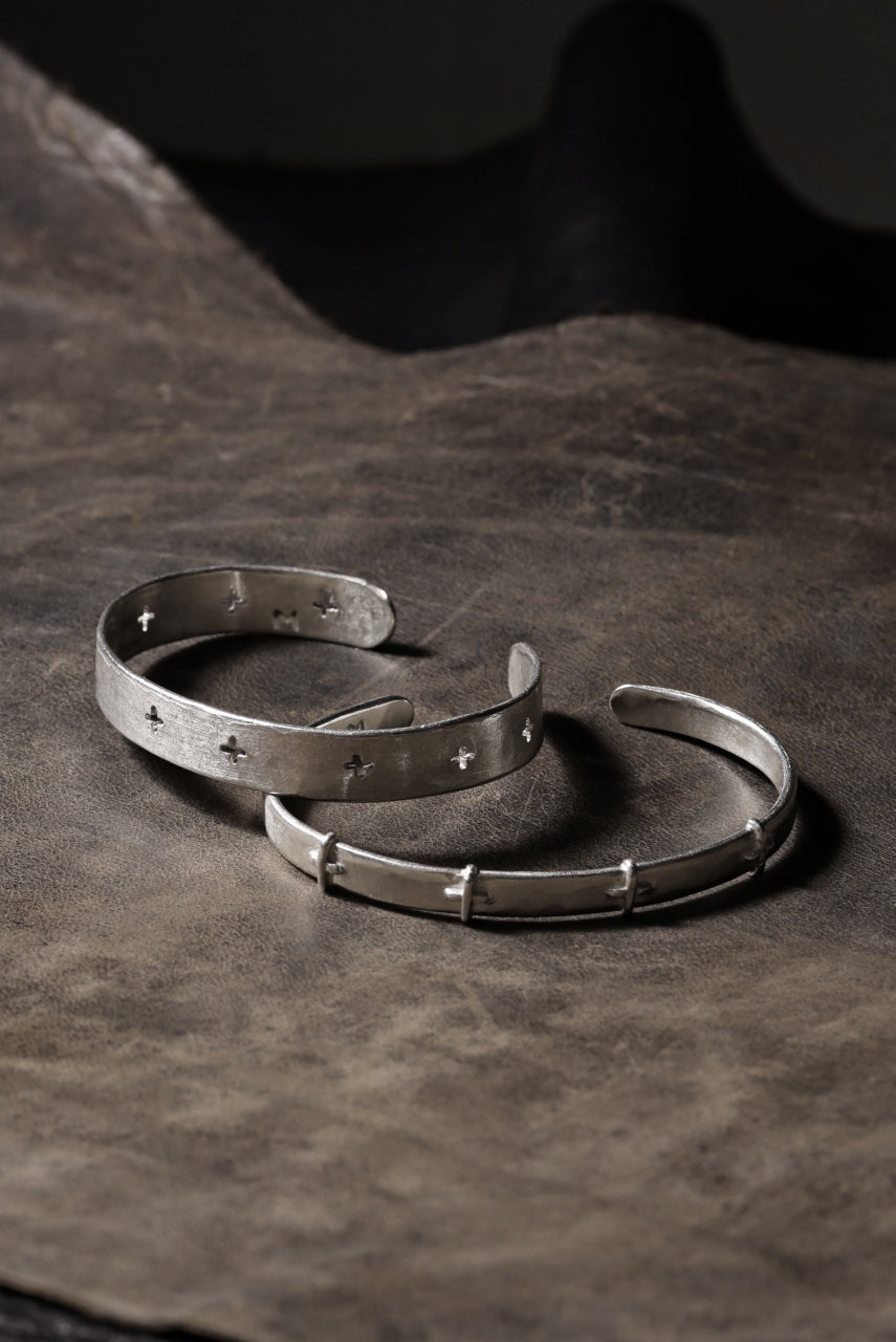Load image into Gallery viewer, m.a+ thin silver stitched cross silver bangle / AB058 AG (SILVER)
